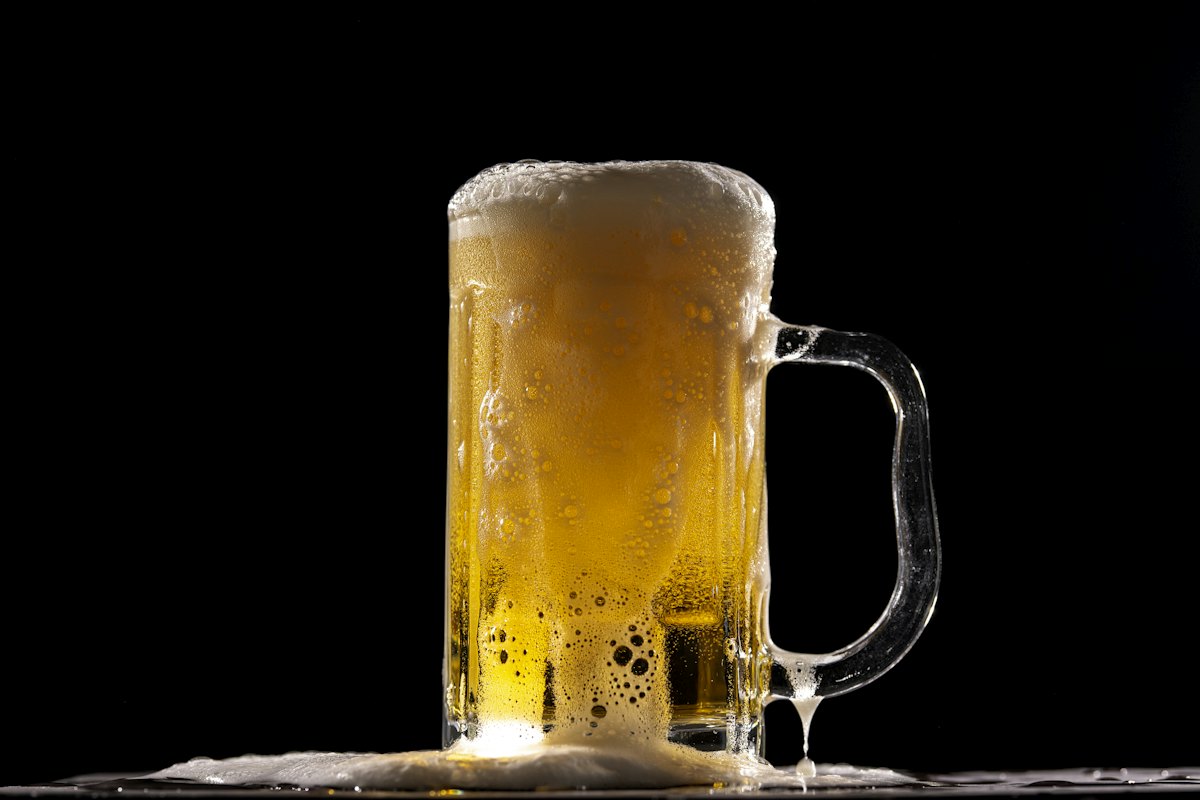 Boccale di birra chiara con schiuma