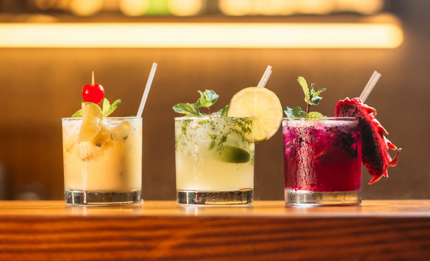 Tre cocktail colorati sul bancone